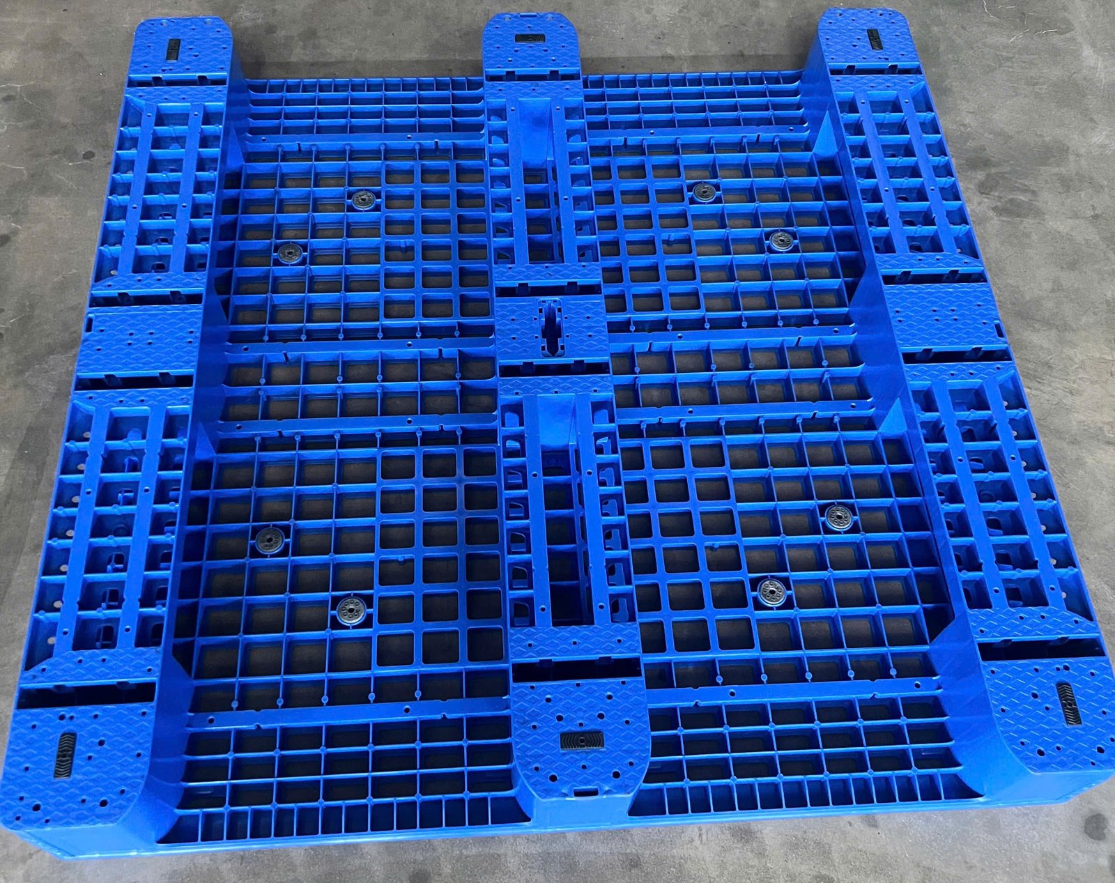 Pallet nhựa xuất khẩu 157 tiêu chuẩn (Mẫu 2)